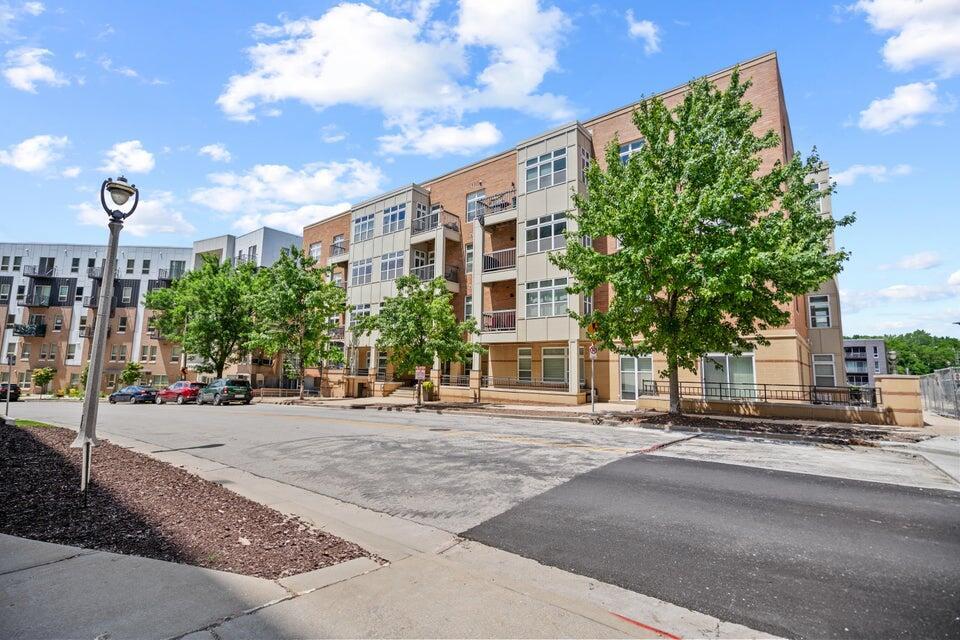 1905 North Water Street, Unit 401 Milwaukee, WI 53202 - Photo 38 of 43 Riverbridge Condos