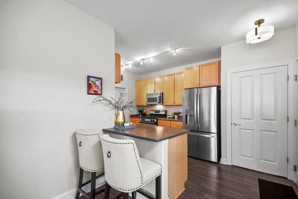 1905 North Water Street, Unit 401 Milwaukee, WI 53202 - Photo 8 of 43 Breakfast Bar Seating