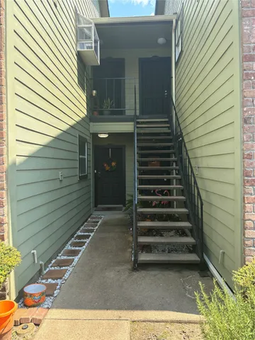 a view of a entryway front of house