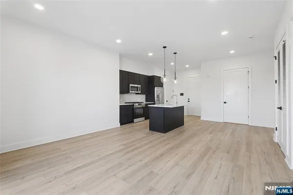 $3,150 | 487 Market Street, Unit 203, Saddle Brook, NJ 07663