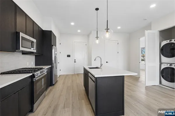 $3,150 | 487 Market Street, Unit 203, Saddle Brook, NJ 07663
