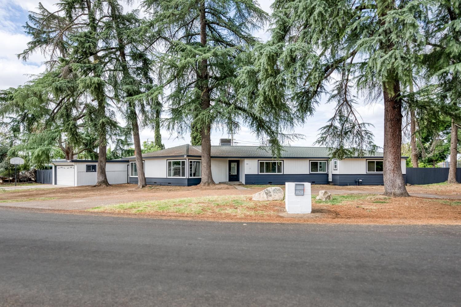 4205 Ralph Lane North Fresno, CA 93727 - Photo 6 of 59