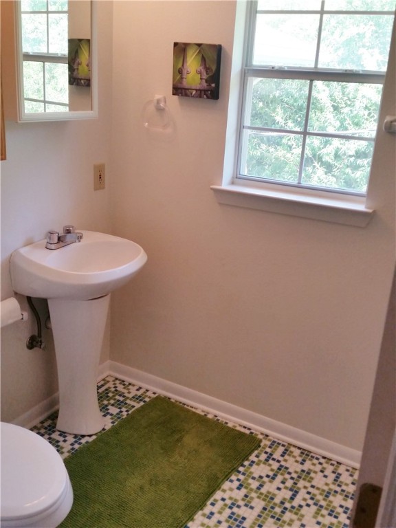 2307 B Riverside Farms Road Austin, TX 78741 - Photo 20 of 34 FULL BATH CONNECTED TO BEDRM- cant see tub/shower in this pic