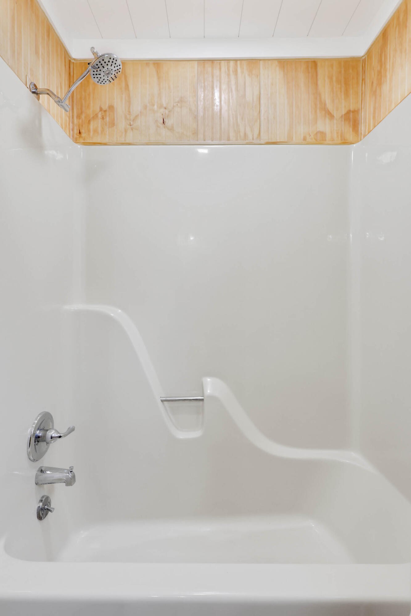 706 Swansons Ridge Road Chattanooga, TN 37421 - Photo 14 of 29 a bathroom with a bathtub