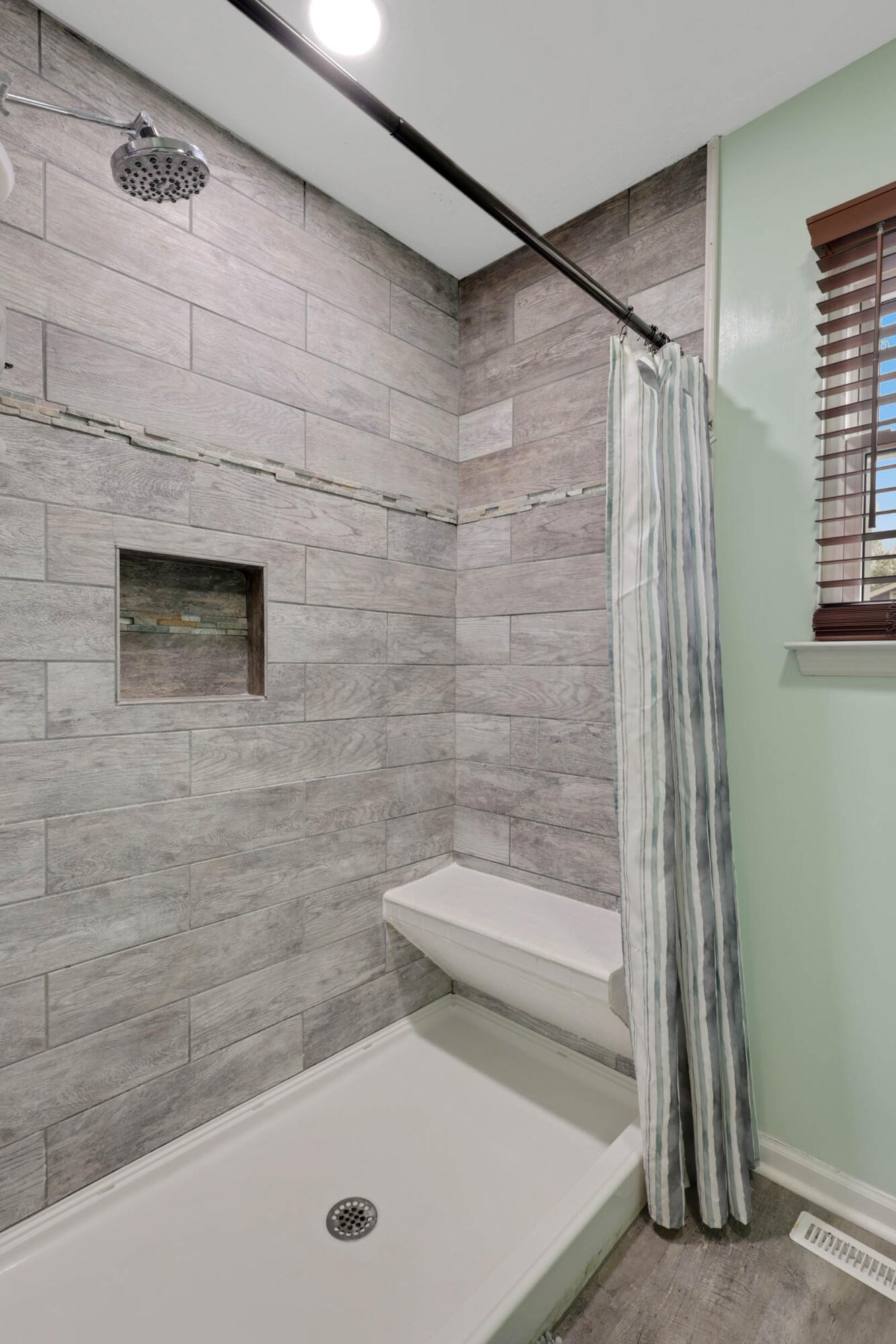 706 Swansons Ridge Road Chattanooga, TN 37421 - Photo 18 of 29 a bathroom with a shower and a toilet