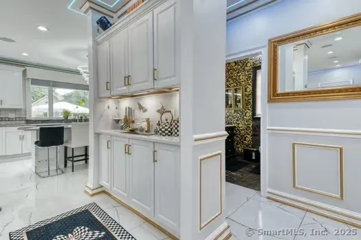 $980,000 | 93 South Road, Farmington, CT 06032