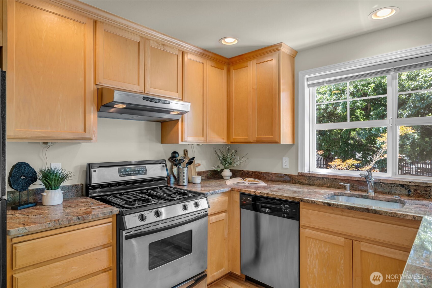 4720 Interlake Avenue North Seattle, WA 98103 - Photo 17 of 40