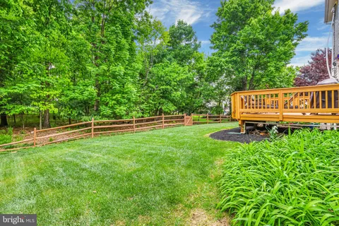 a view of a house with backyard