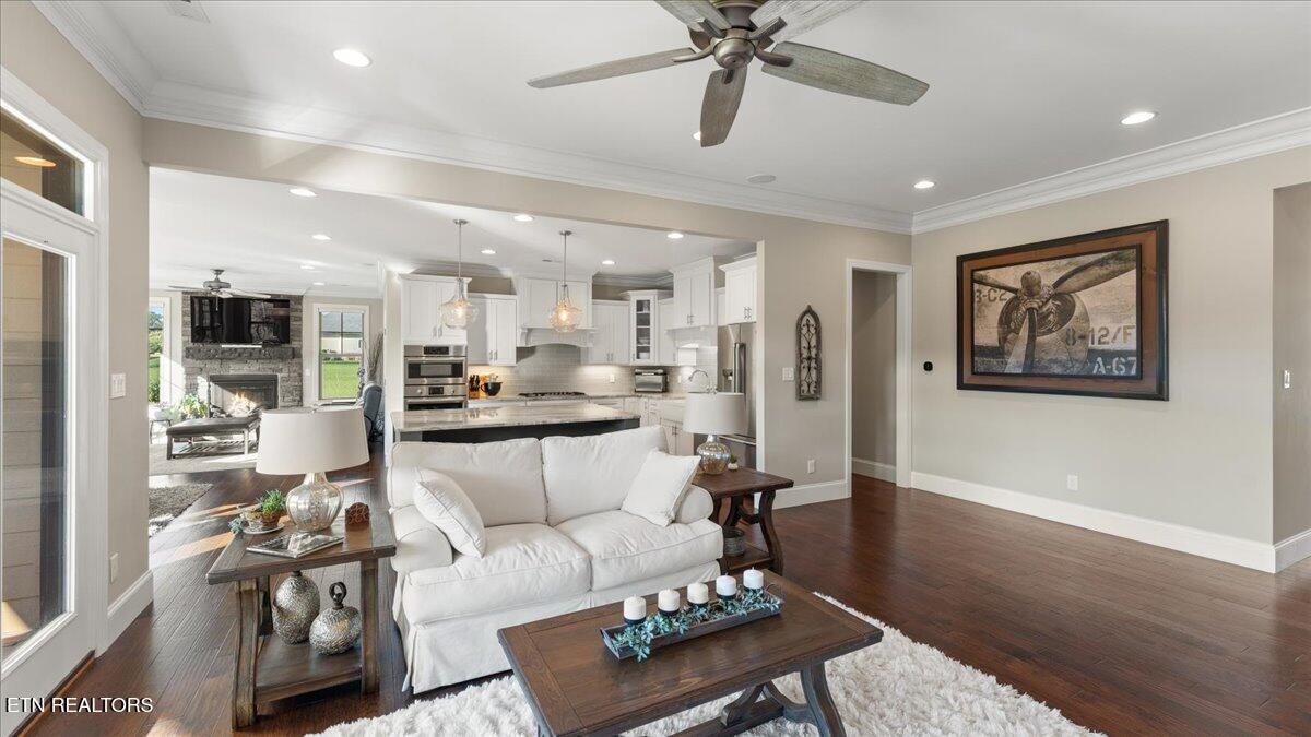 3725 Promontory Point Louisville, TN 37777 - Photo 7 of 54 07-Living Room