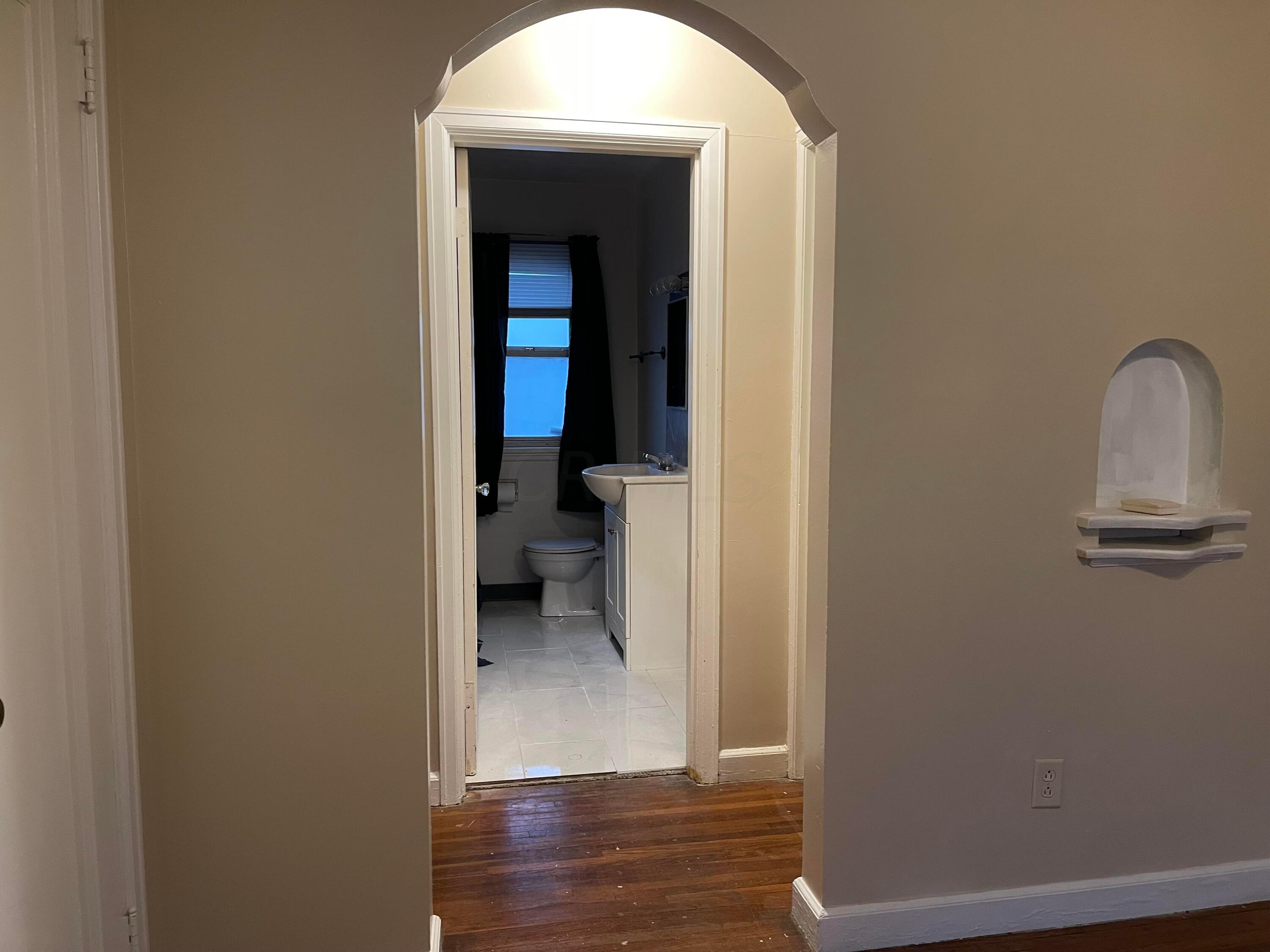 1426 Lockbourne Road Columbus, OH 43206 - Photo 4 of 14 Arched Entrys
