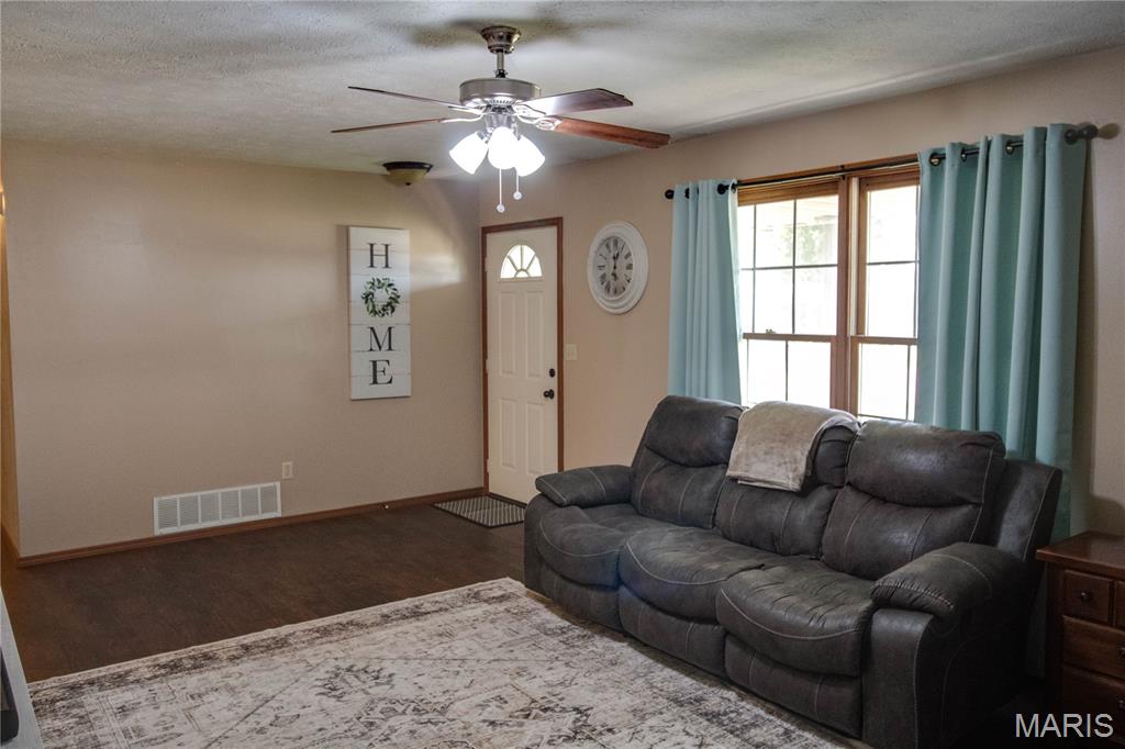 1217 West County Road Jerseyville, IL 62052 - Photo 4 of 35