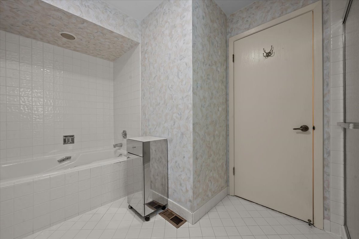 320 Buckthorn Circle Northbrook, IL 60062 - Photo 13 of 20 a bathroom with a bathtub and a shower