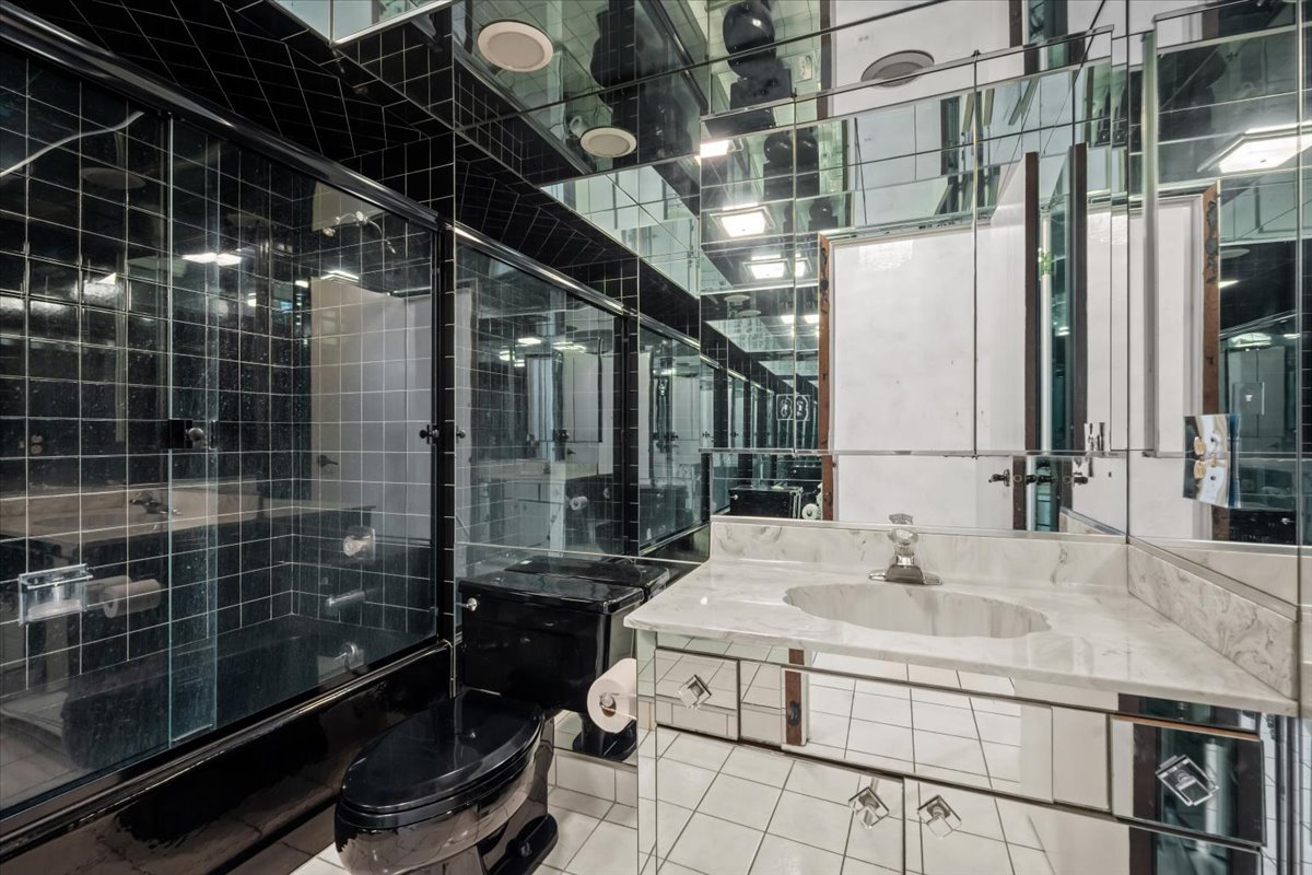 320 Buckthorn Circle Northbrook, IL 60062 - Photo 15 of 20 a bathroom with a sink and a mirror