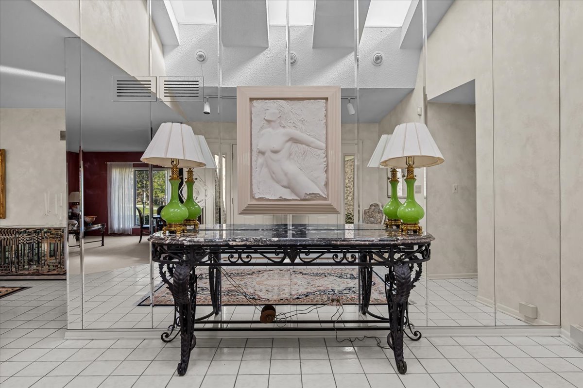 320 Buckthorn Circle Northbrook, IL 60062 - Photo 2 of 20 a living room with furniture and a table