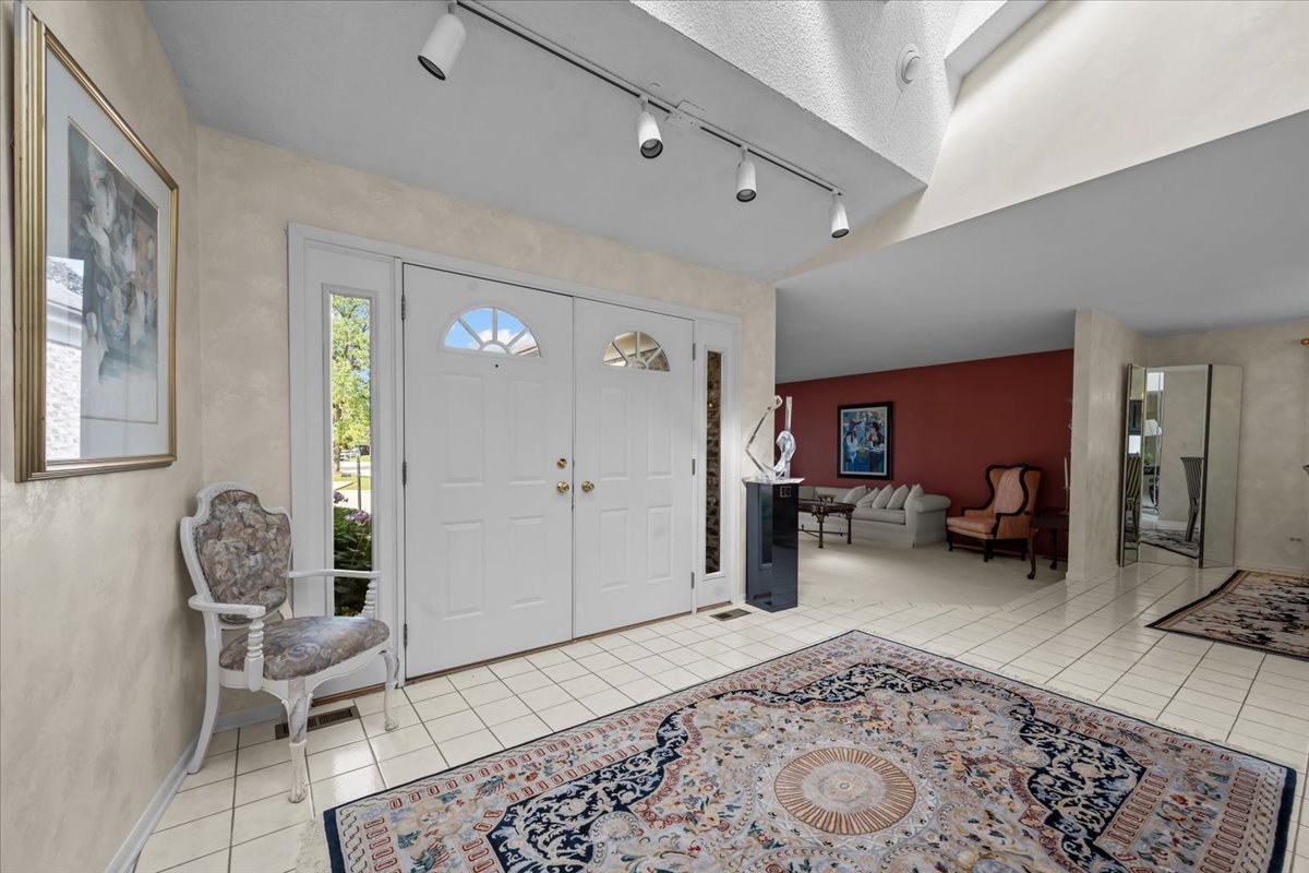 320 Buckthorn Circle Northbrook, IL 60062 - Photo 3 of 20 a living room with furniture and a rug