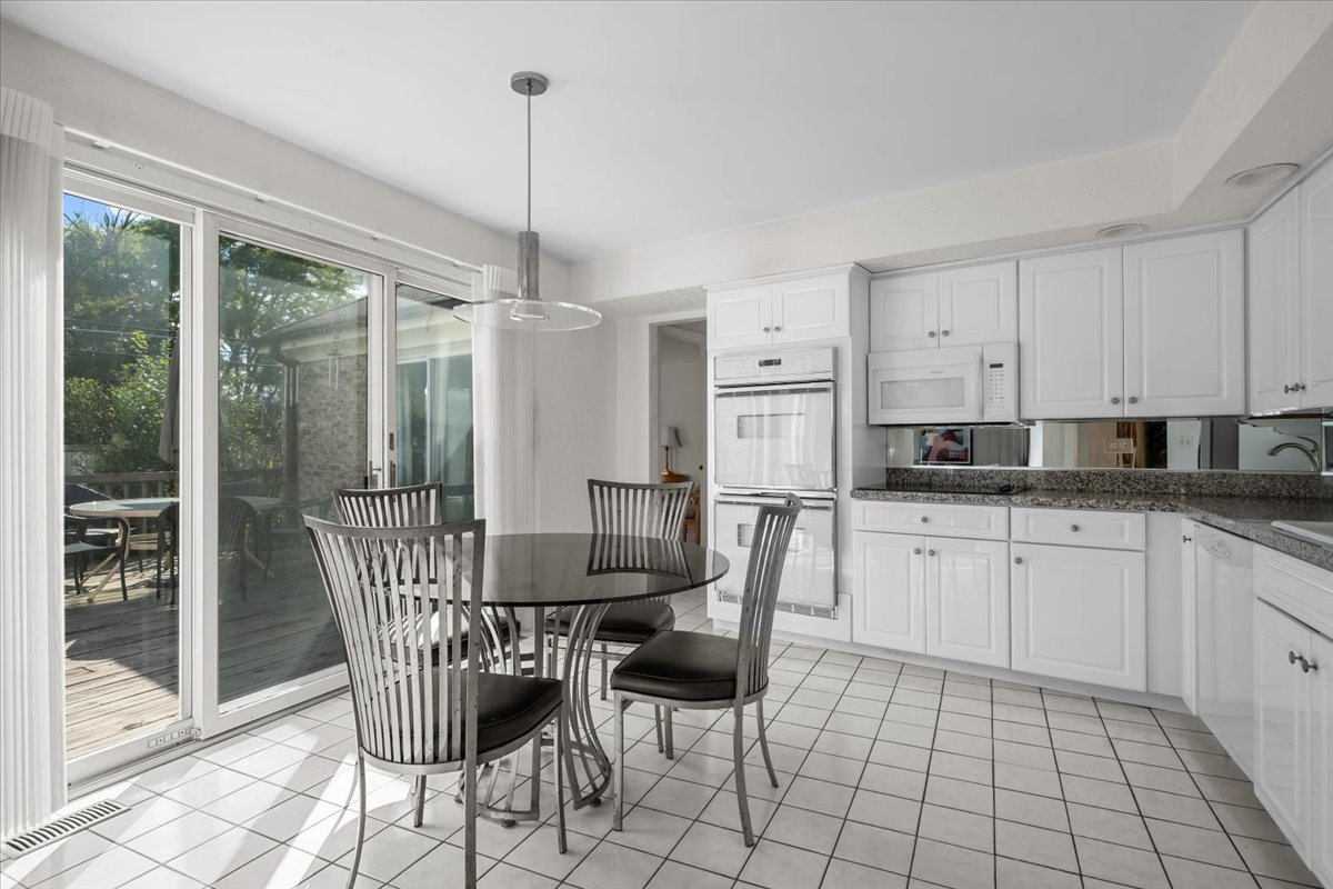 320 Buckthorn Circle Northbrook, IL 60062 - Photo 8 of 20 a dining room with furniture a chandelier and kitchen view