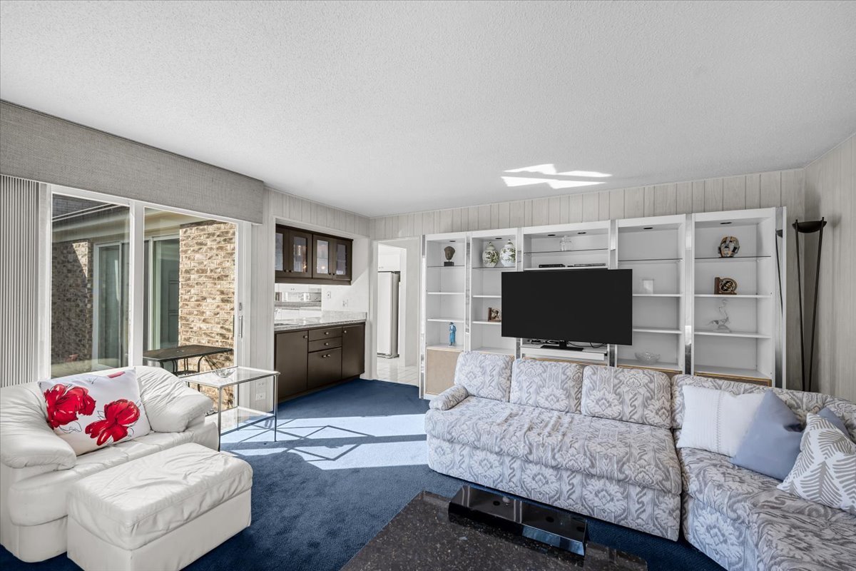 320 Buckthorn Circle Northbrook, IL 60062 - Photo 10 of 20 a living room with furniture and a flat screen tv