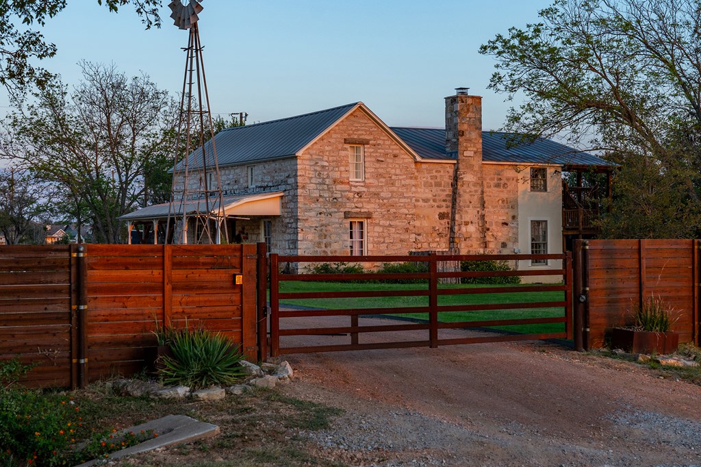 271 Smokehouse Road Fredericksburg, TX 78624 - Photo 4 of 100