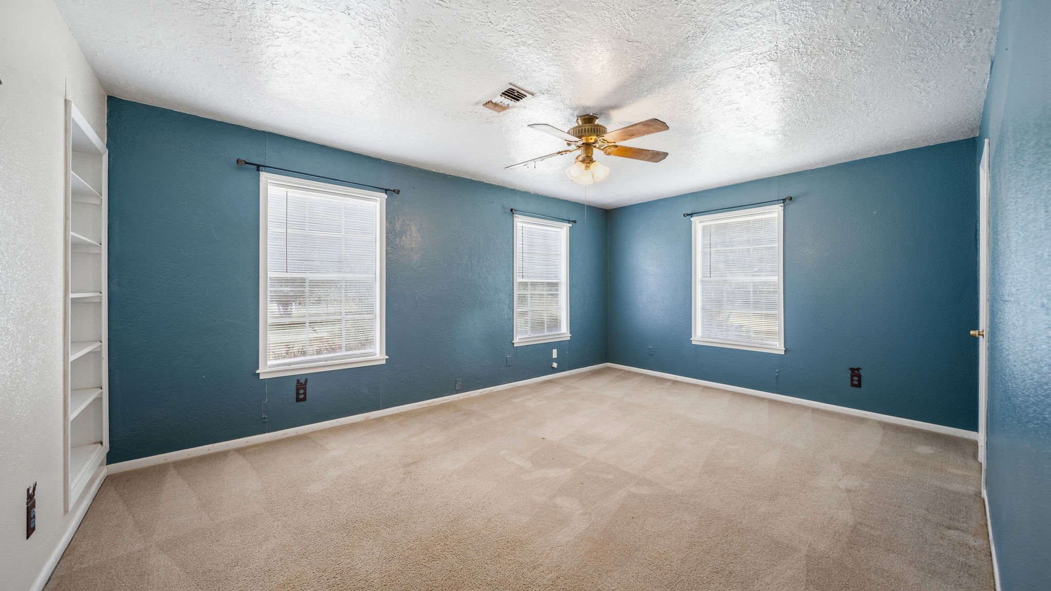4027 Spring Branch Road Montgomery, TX 77316 - Photo 12 of 19 Primary bedroom with blinds throughout.
