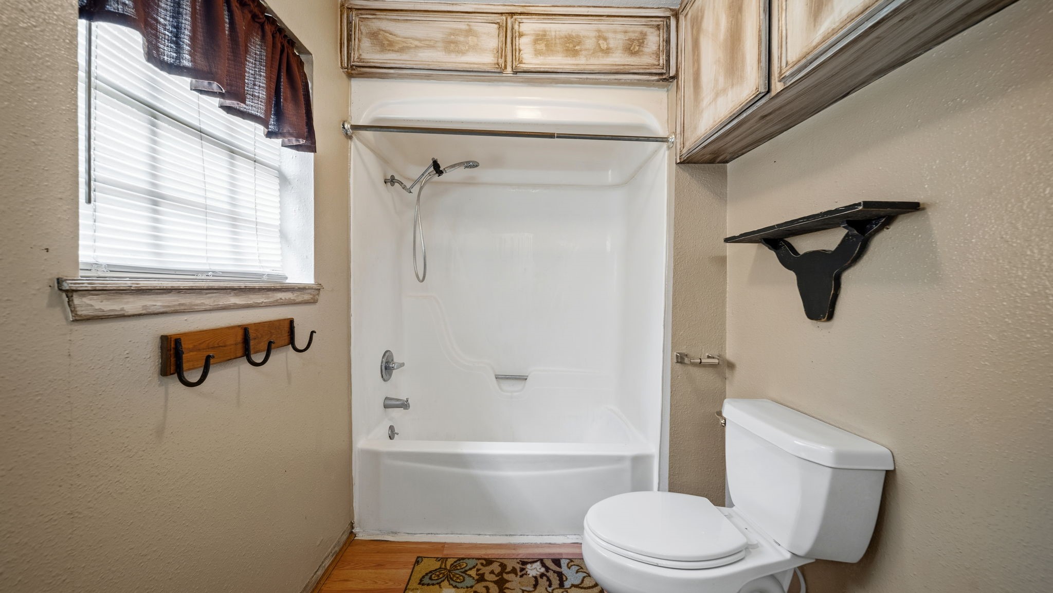 4027 Spring Branch Road Montgomery, TX 77316 - Photo 15 of 19 Primary bathroom includes a tub and shower combo.