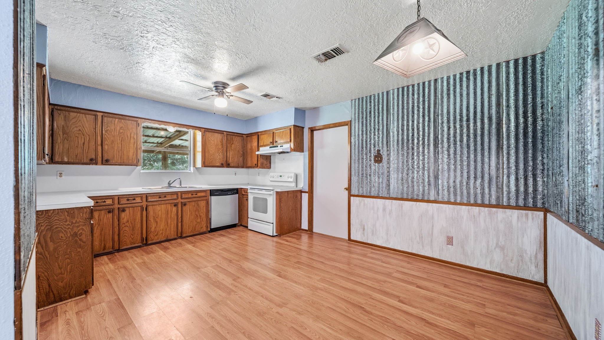 4027 Spring Branch Road Montgomery, TX 77316 - Photo 4 of 19 Kitchen and dining space with interesting wall treatment