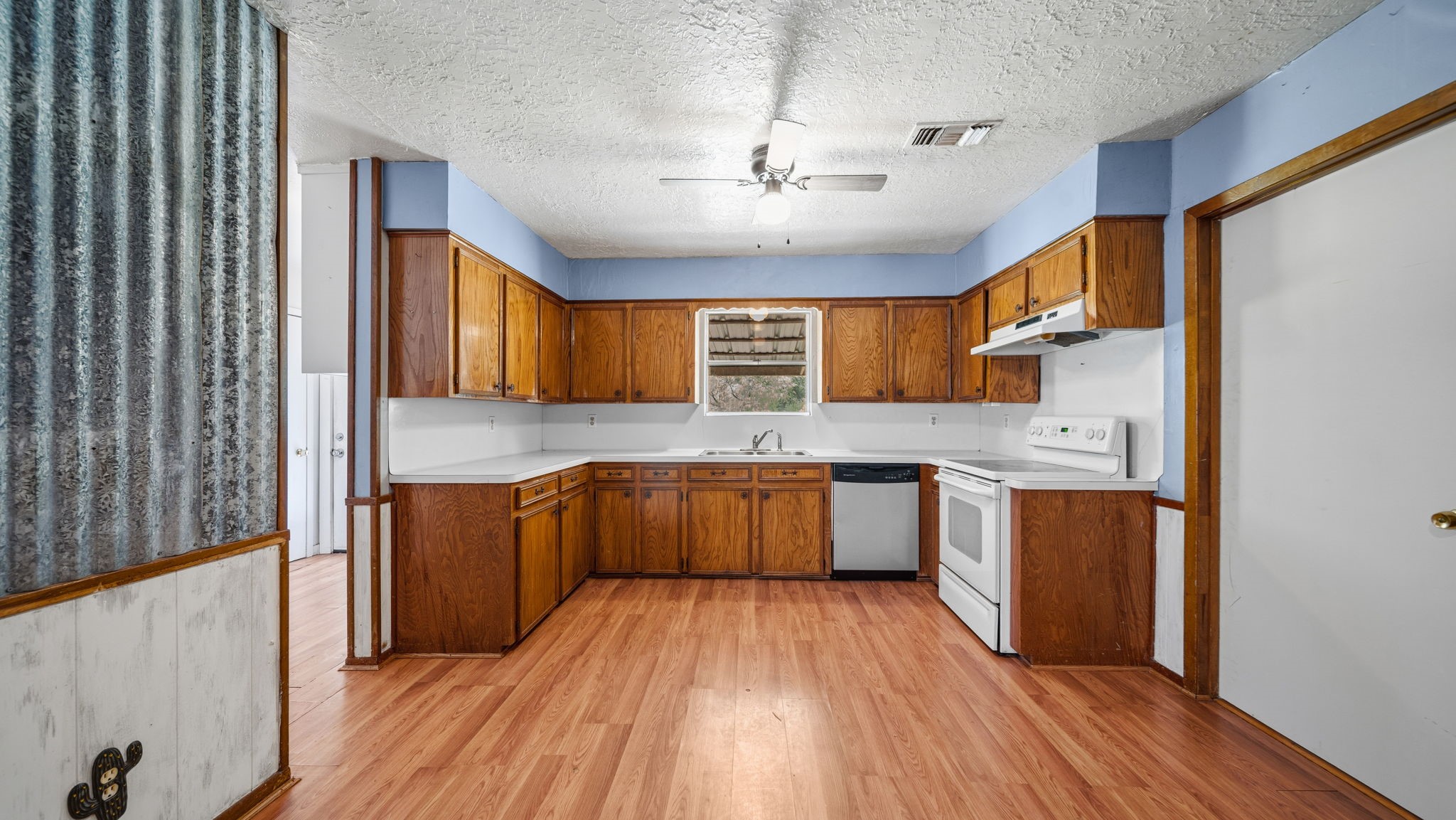 4027 Spring Branch Road Montgomery, TX 77316 - Photo 5 of 19 Spacious kitchen