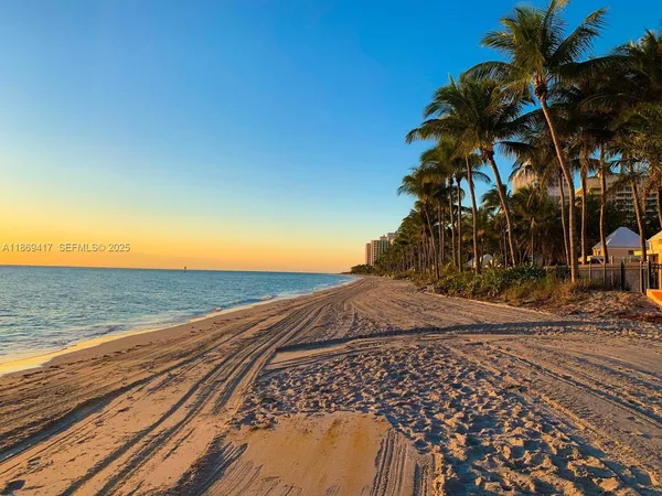 $25,900,000 | 200 Harbor Drive, Key Biscayne, FL 33149