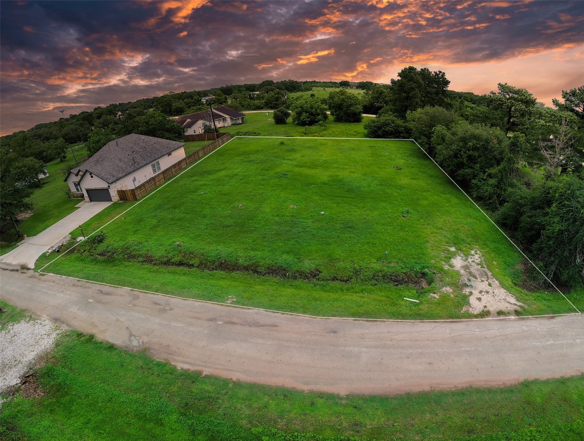 a view of a yard with a houses