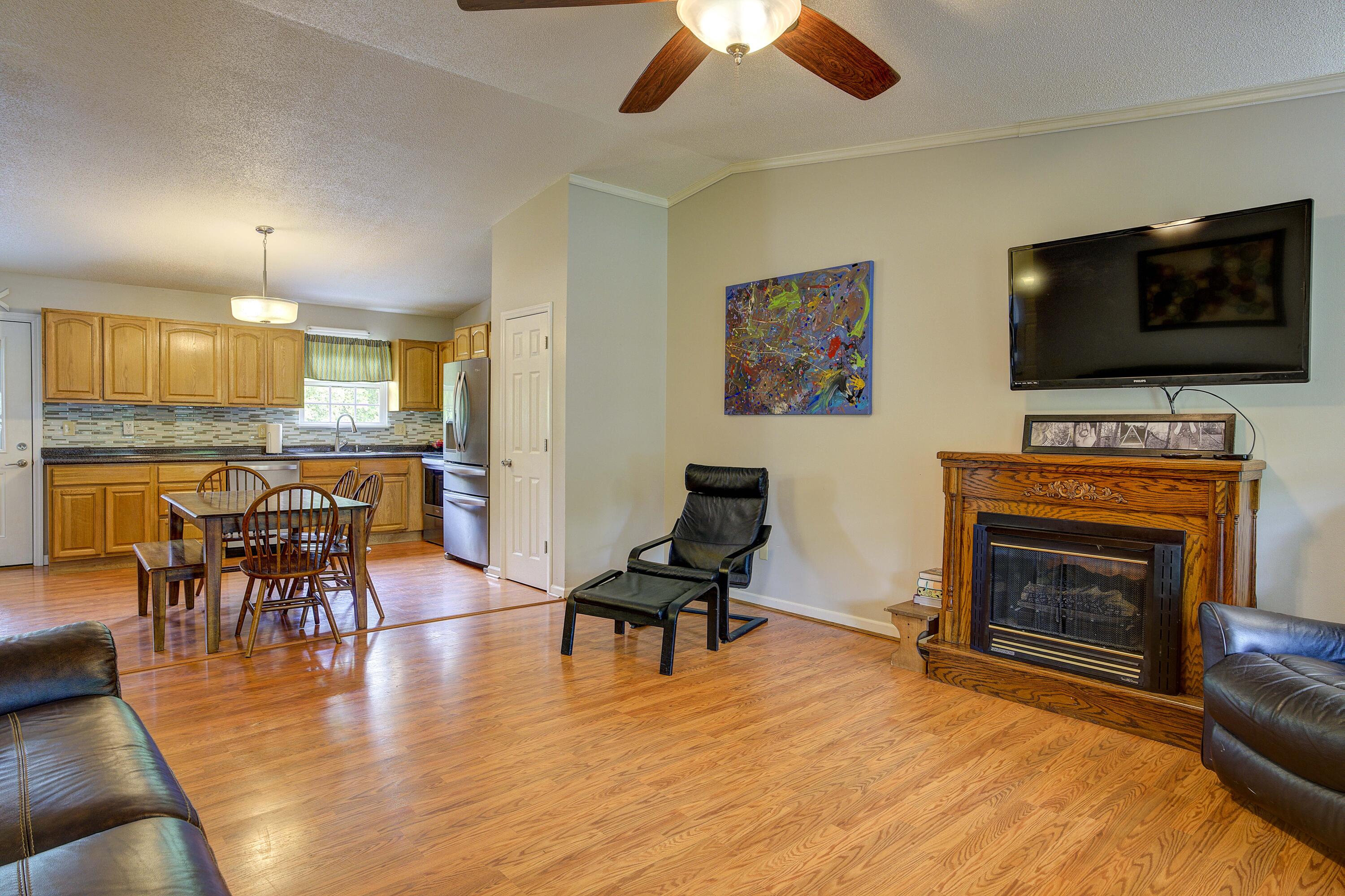 1009 Gouge Road Unicoi, TN 37692 - Photo 14 of 65 Living room
