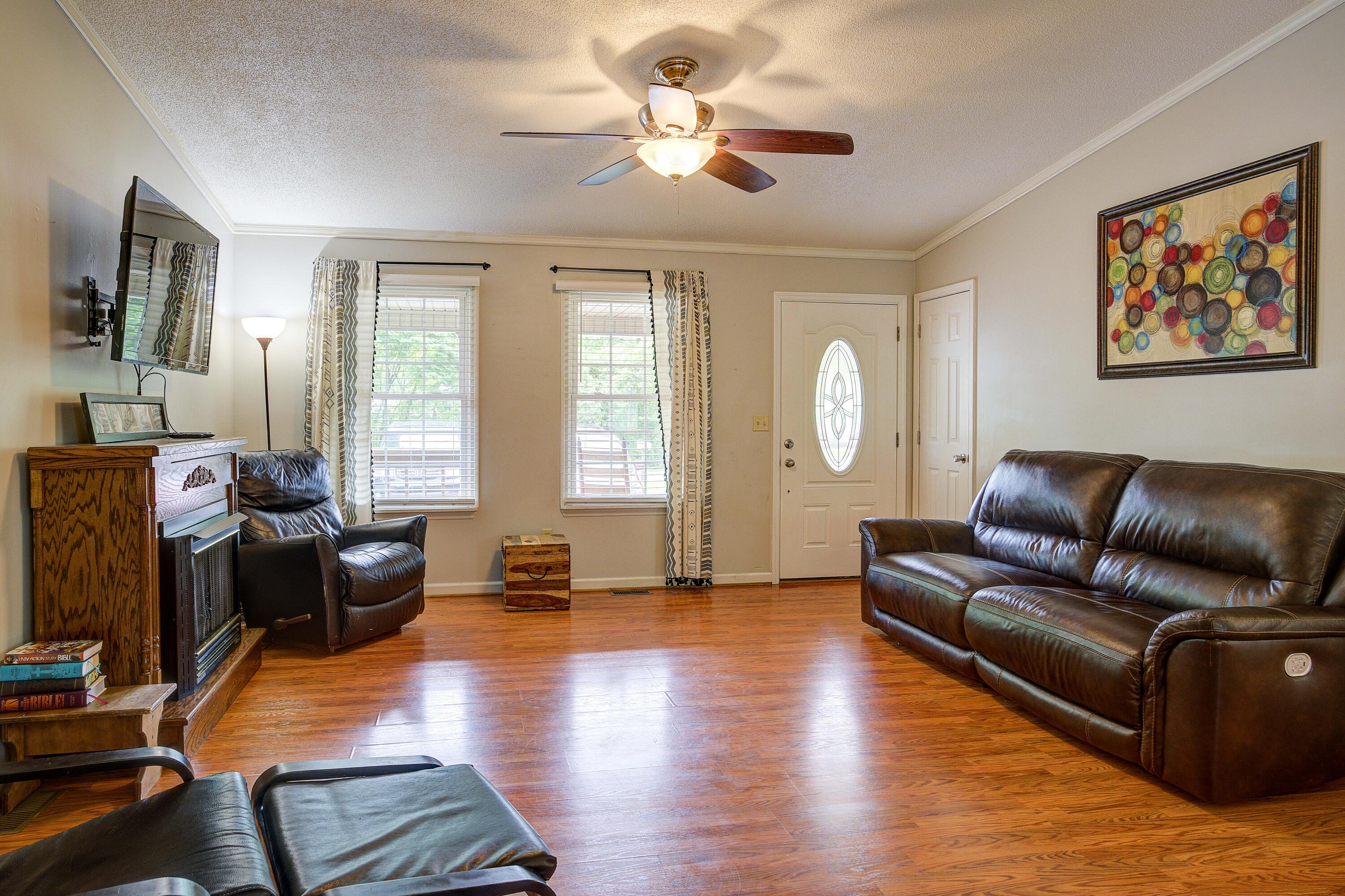 1009 Gouge Road Unicoi, TN 37692 - Photo 16 of 65 Living room