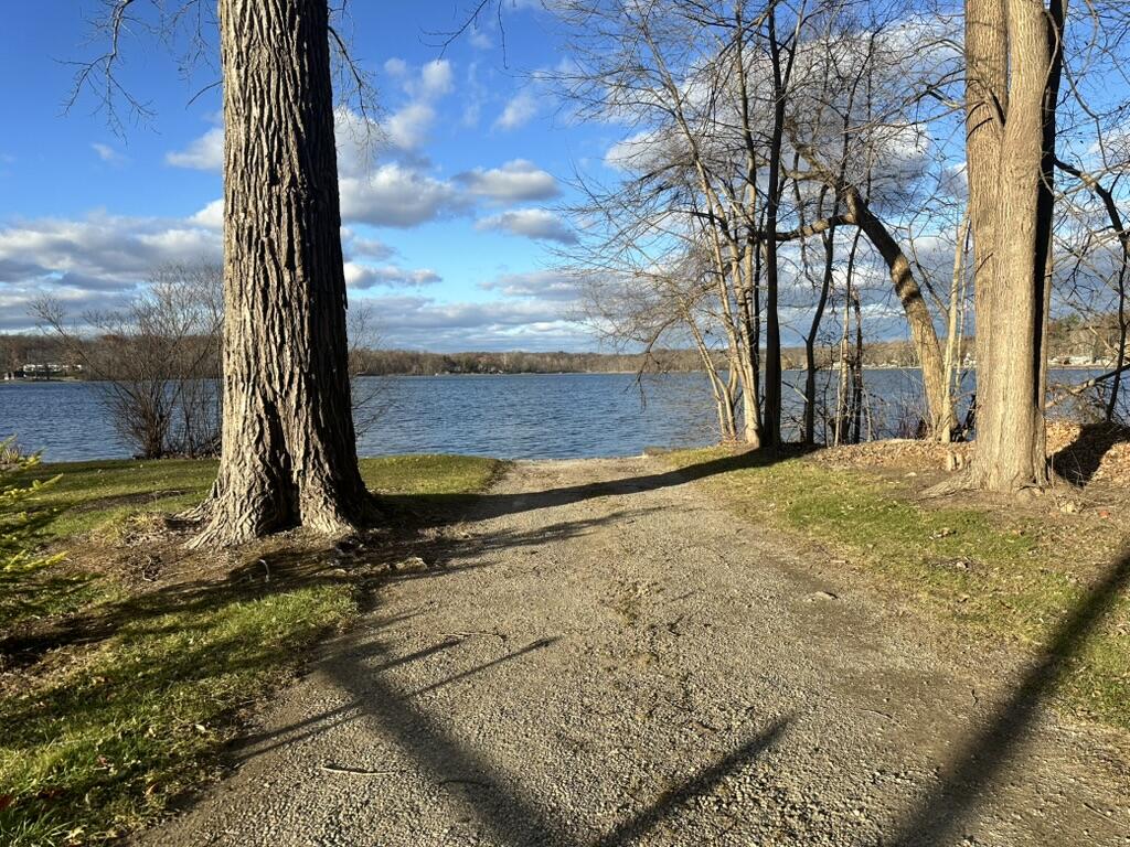 Oak Vacant Lots Pinckney, MI 48169 - Photo 3 of 10 Patterson Lake Access