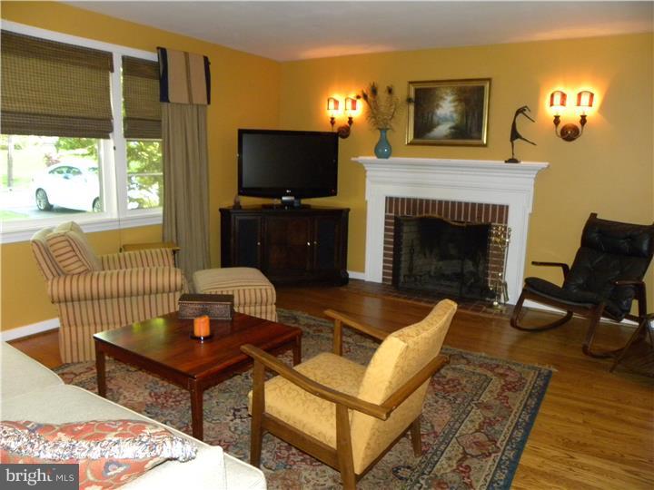 25 Oak Ridge Drive Haddonfield, NJ 08033 - Photo 3 of 23 Living Room