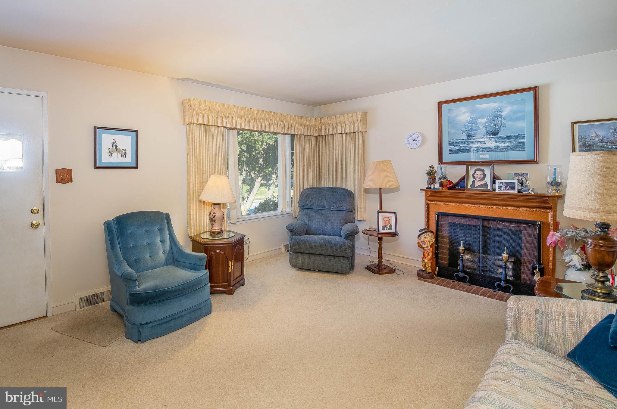 522 Harding Avenue Reading, PA 19607 - Photo 3 of 24 Living Room