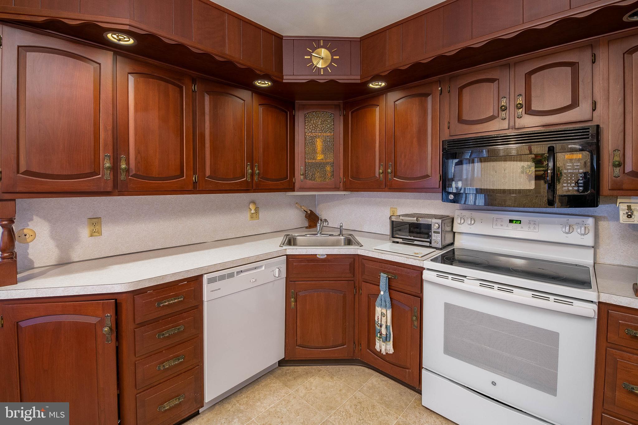522 Harding Avenue Reading, PA 19607 - Photo 6 of 24 26 Handle Kitchen