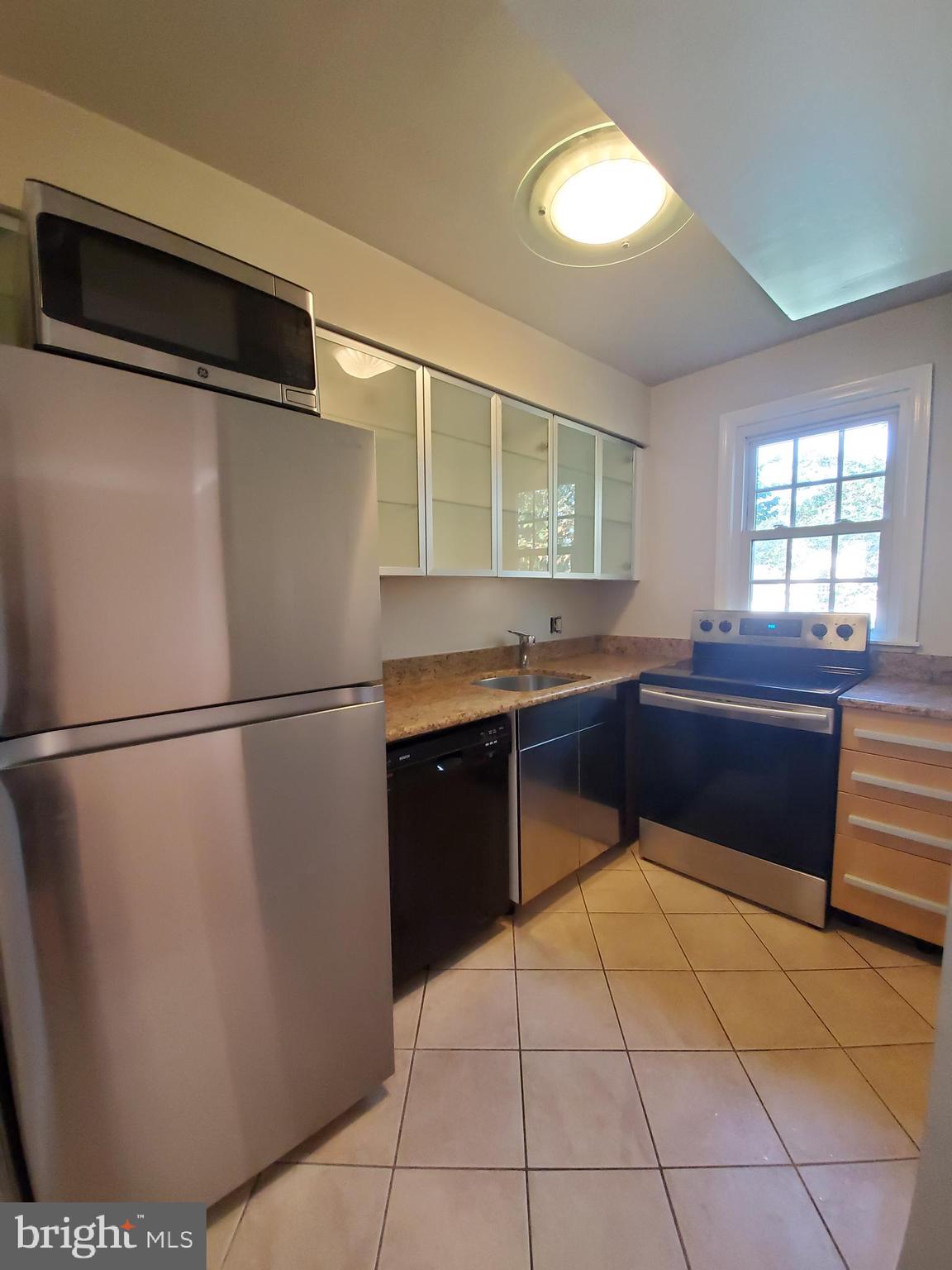 2902 13th Road South, Unit 301 Arlington, VA 22204 - Photo 8 of 20 Samsung Refrigerator (2019), Stove (2020)