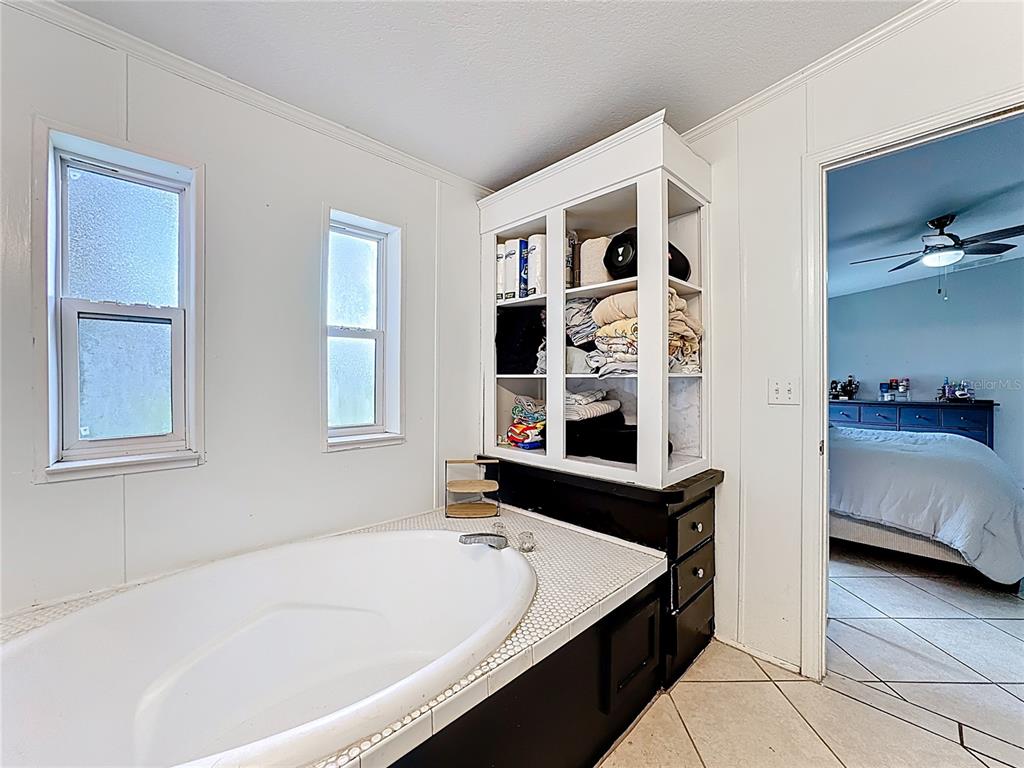 18604 Belvedere Road Orlando, FL 32820 - Photo 25 of 50 a bathroom with sink and bathtub