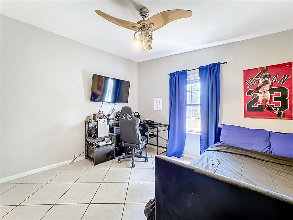 18604 Belvedere Road Orlando, FL 32820 - Photo 31 of 50 a living room with furniture and a flat screen tv