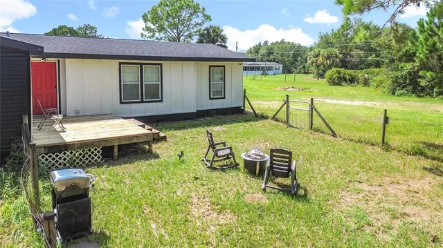 a view of a house with backyard