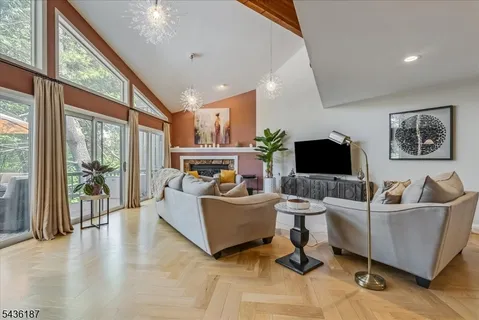 $785,000 | 35 Indian Run, Watchung, NJ 07069