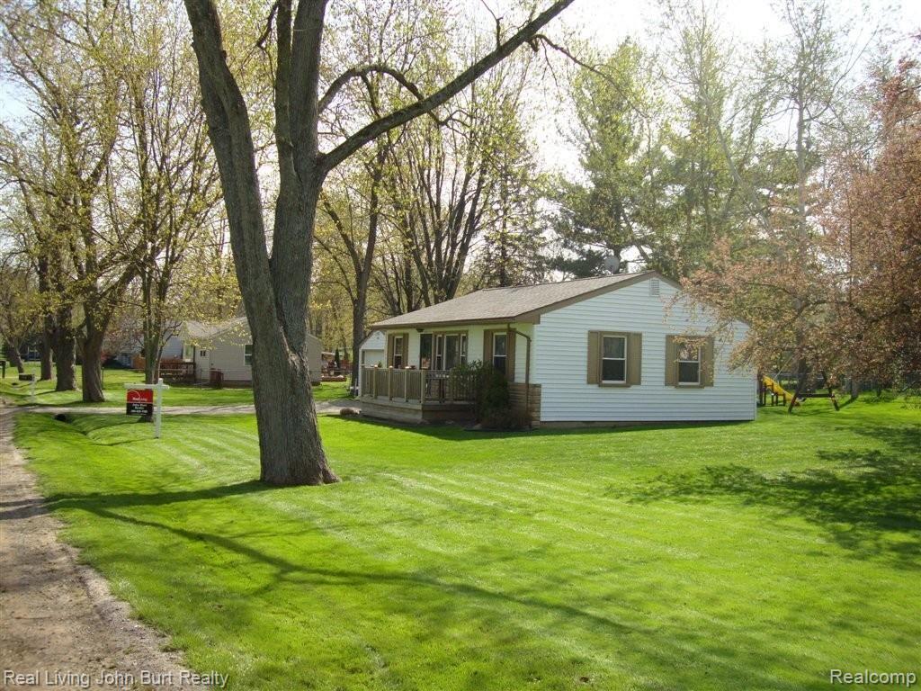 682 Pleasant Ridge Lake Orion, MI 48362 - Photo 19 of 21 Large side yard