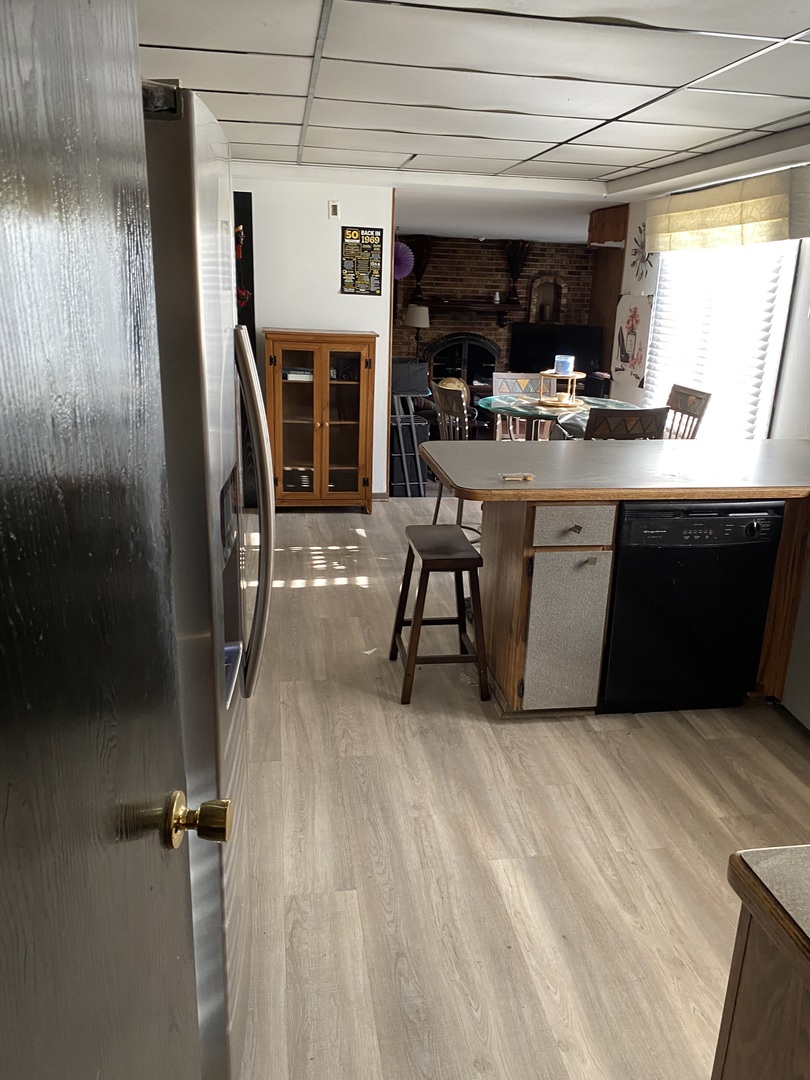 100 Michigan City Road Calumet City, IL 60409 - Photo 4 of 12 a room with table and chairs