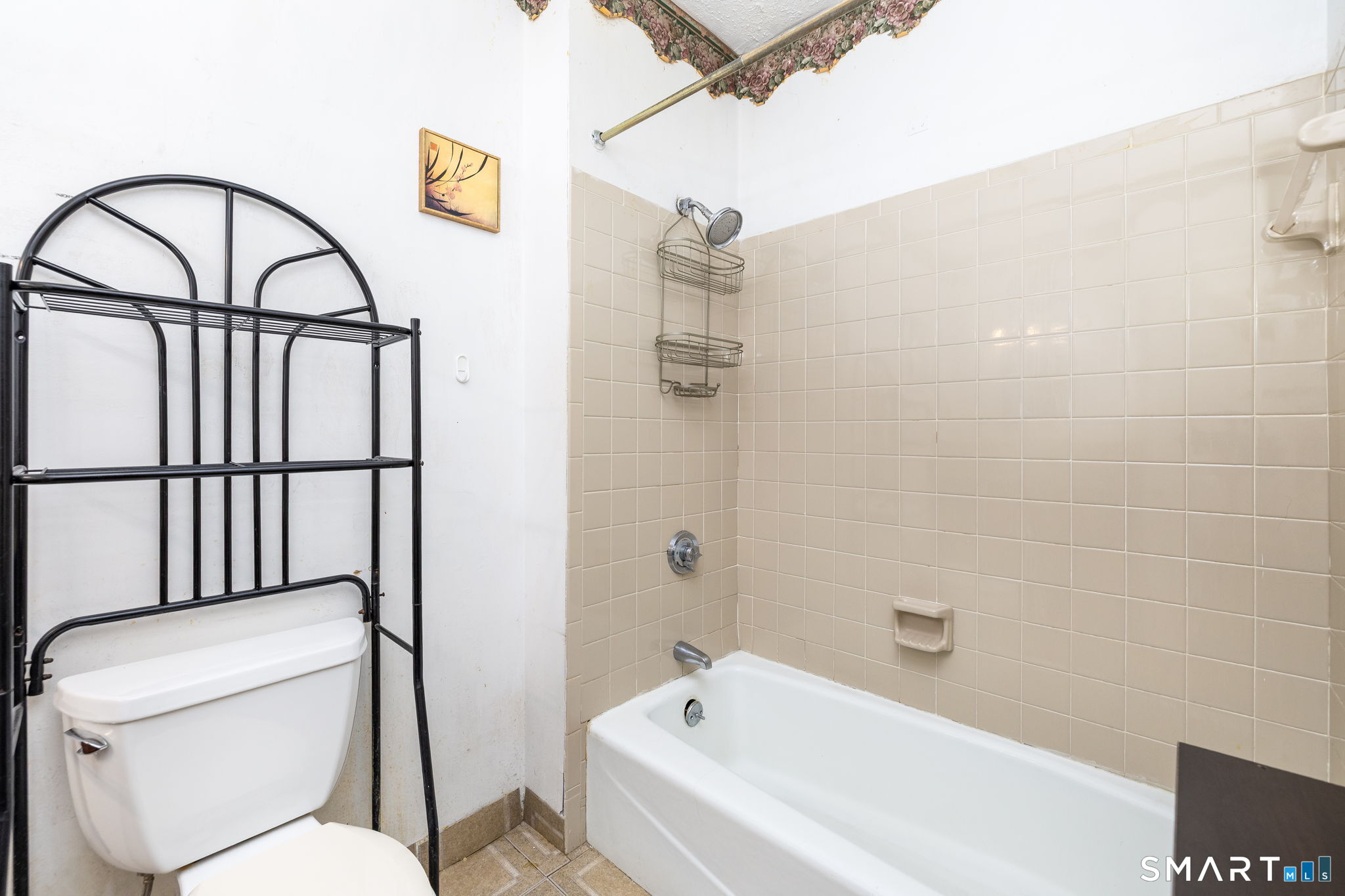 36-38 Capen Street, Unit 2B Hartford, CT 06120 - Photo 18 of 25 a bathroom with a toilet and a bathtub