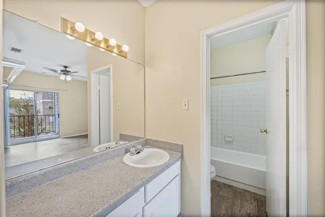 $640 | 12166 Metric Boulevard, Unit 2004, Austin, TX 78758