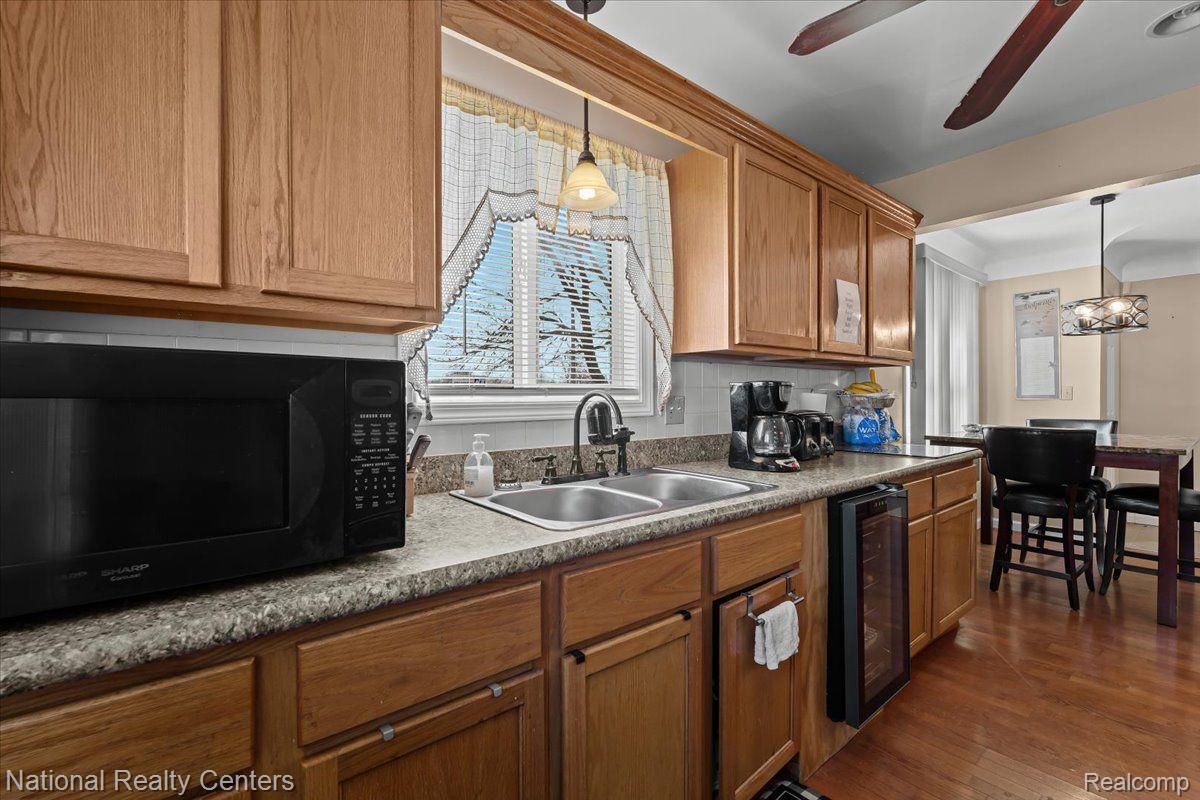 1050 West Kurtz Avenue Flint, MI 48505 - Photo 11 of 25 Kitchen