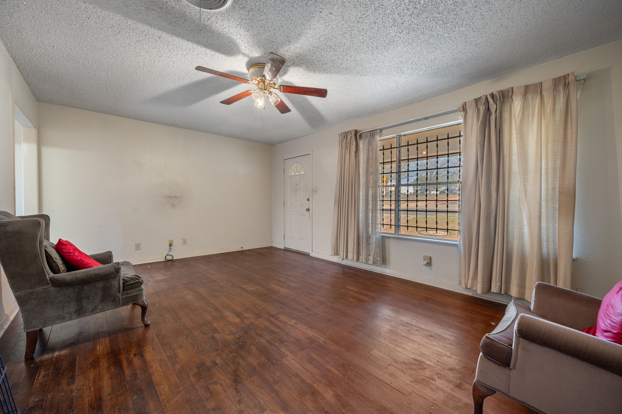 2000 Cedar Avenue Austin, TX 78722 - Photo 4 of 22 a living room with furniture and wooden floor