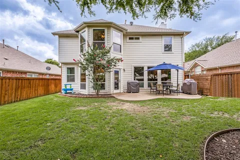 a view of a house with backyard