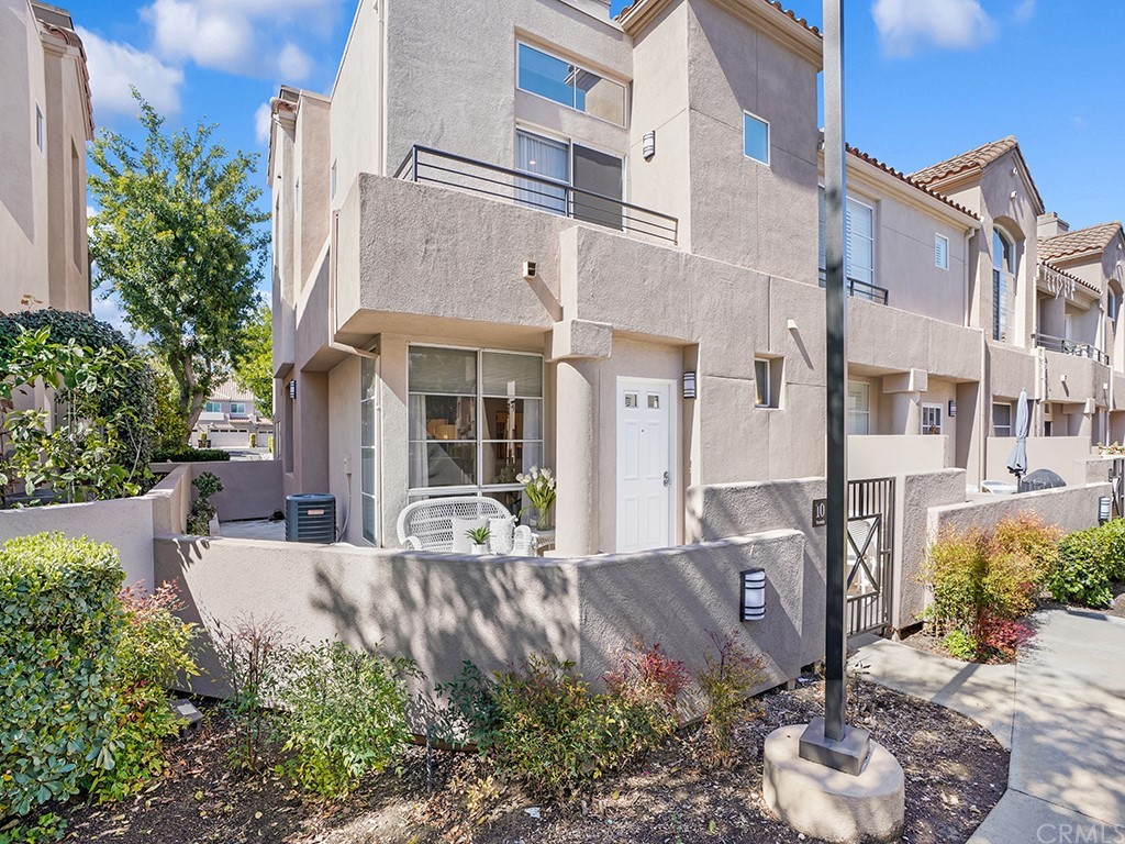 10 Westerly Aliso Viejo, CA 92656 - Photo 23 of 29 a view of a building with a yard