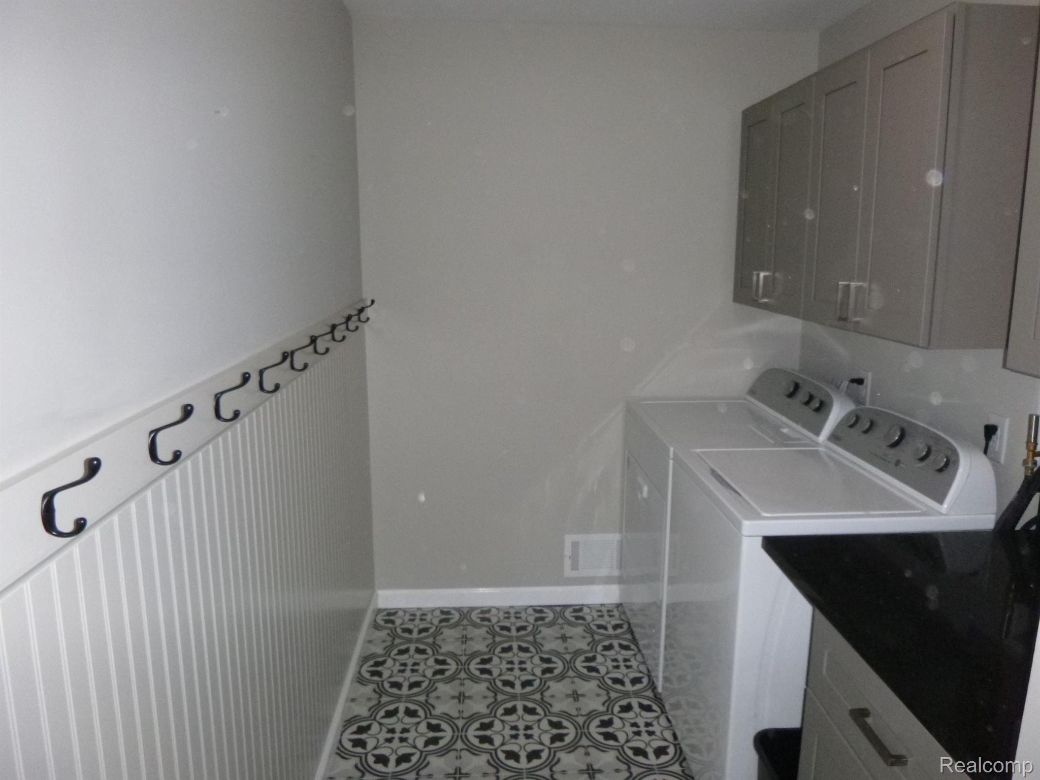 324 Shellbourne Drive Rochester, MI 48309 - Photo 11 of 31 Laundry Room