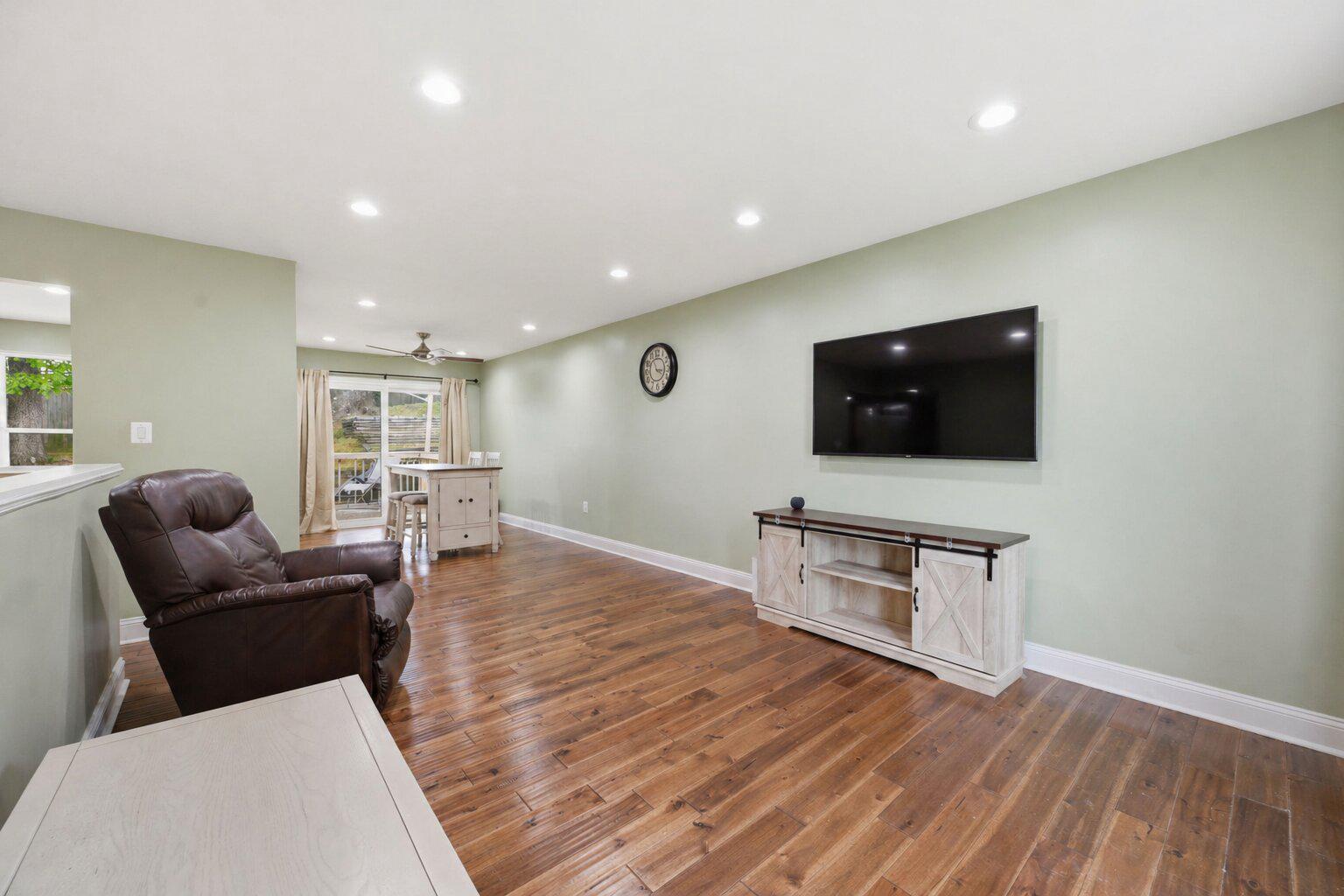 7949 Innkeeper Drive Severn, MD 21144 - Photo 17 of 51 Comfortable and open living room