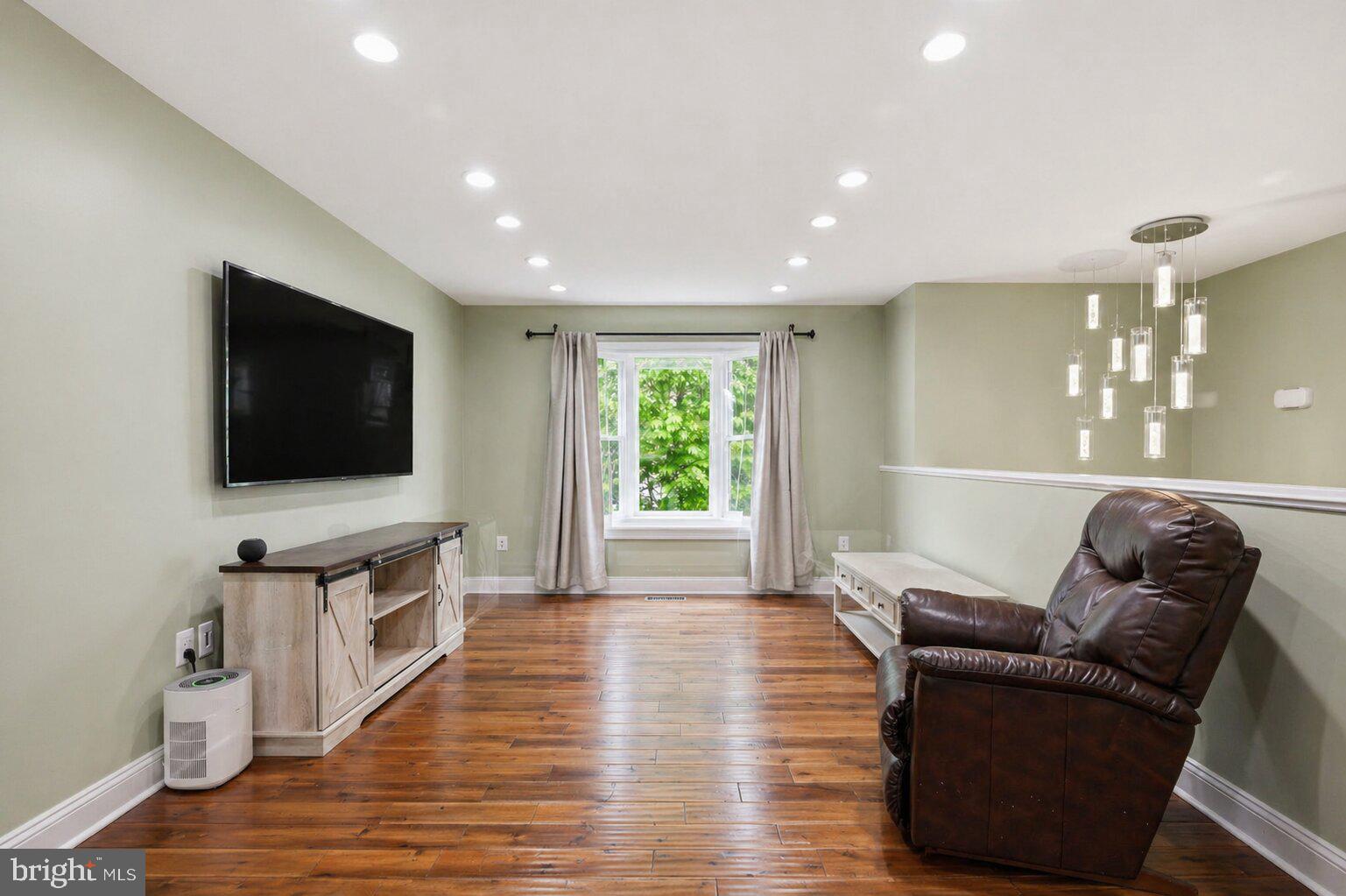 7949 Innkeeper Drive Severn, MD 21144 - Photo 19 of 51 Bright and inviting living space.
